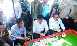 Wapres Gibran Cicipi Pempek Tumpah